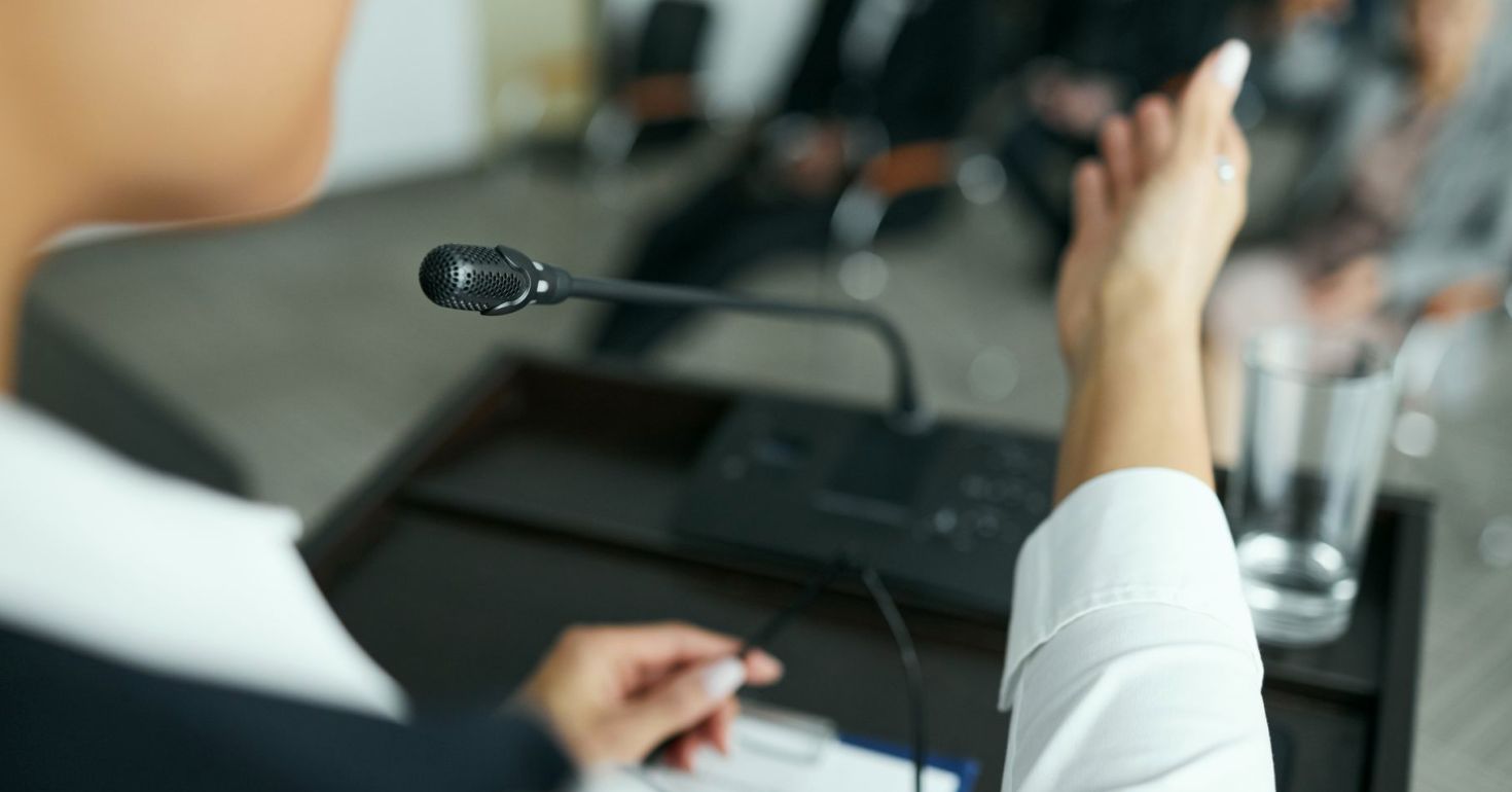 Hvad koster neutral moderation, og hvad driver prisen